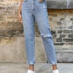 Kadın Açık Mavi Yırtık Mom Fit Kot Pantolon