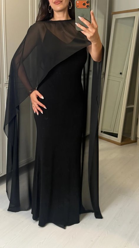 f04c2b9ed0dadeb1cdae8ccb8fecd985.jpg Kadın Transparan Pelerin Detay Askılı Maxi Boy Elbise - Görsel 1